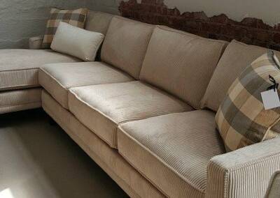 EGF 117 sofa with right chiase