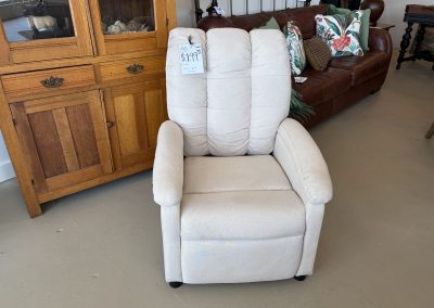 ROSM-16 Small power recliner Gently used $199.99